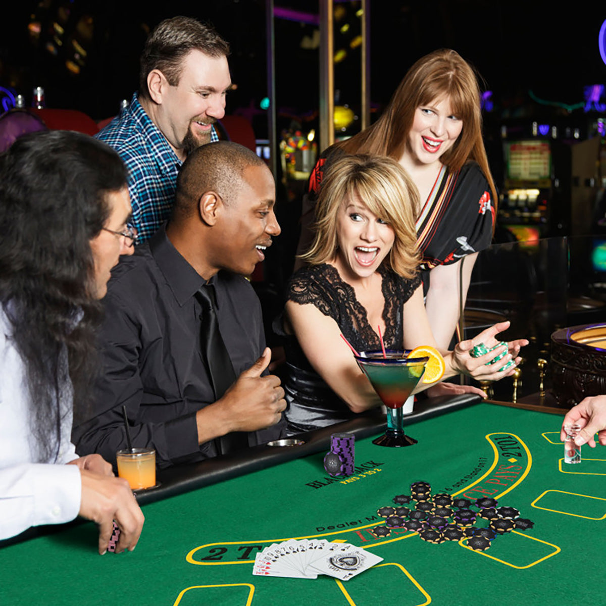 600-Piece Poker Chip and Game Set - image 2