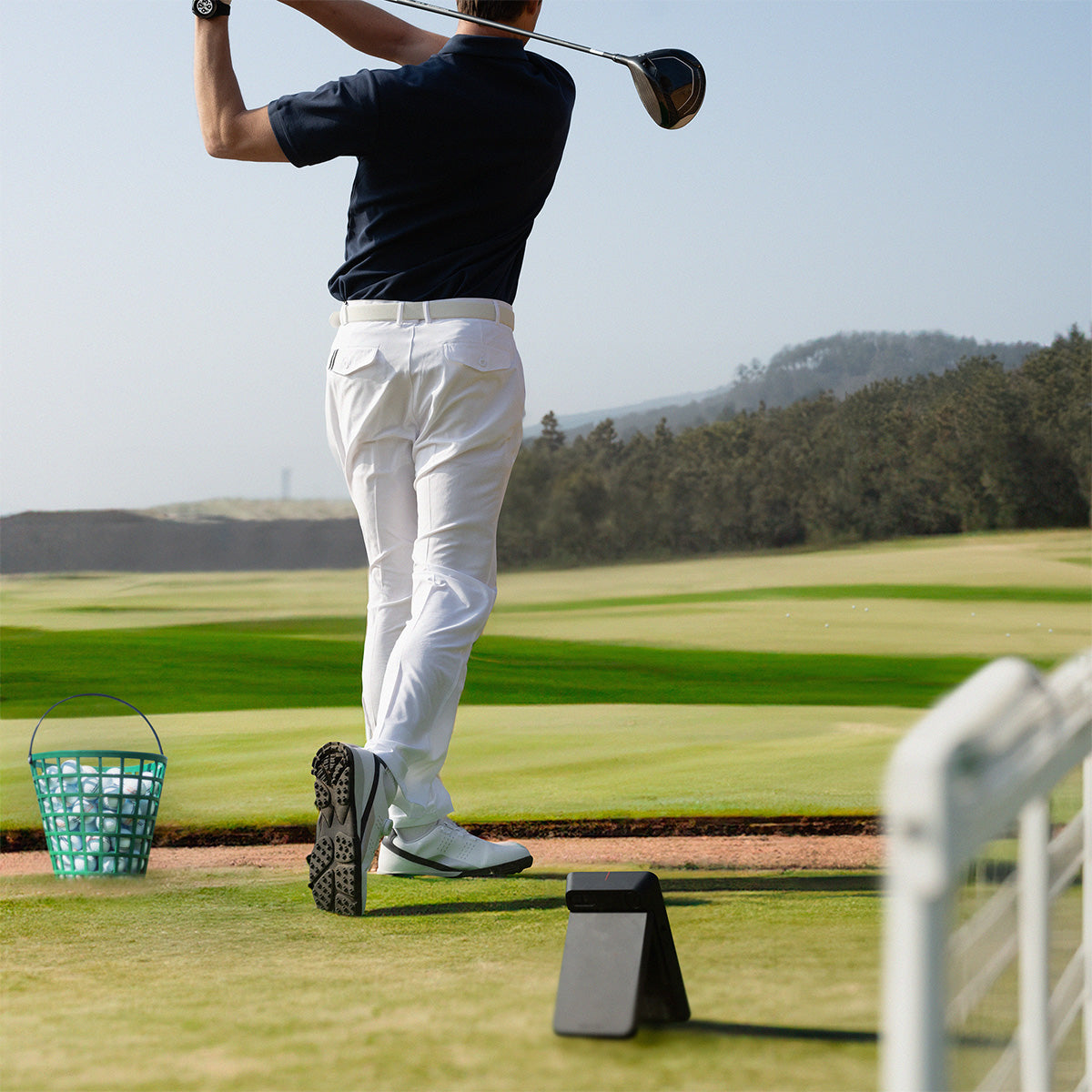 PRO Launch Monitor and 3D Driving Range Simulator - image 9