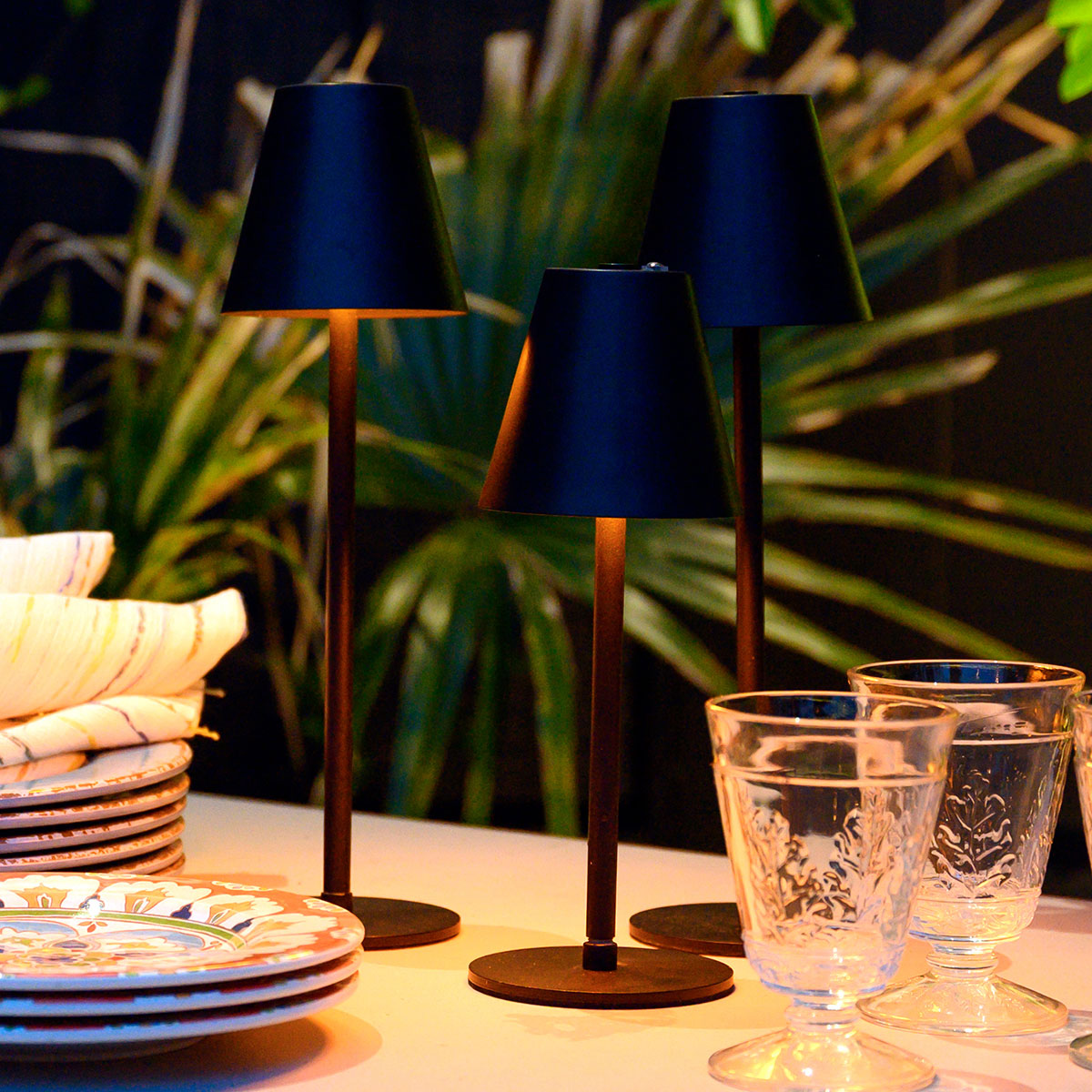 4-in-1 Indoor/Outdoor Bug Deterrent Lamp - image 9
